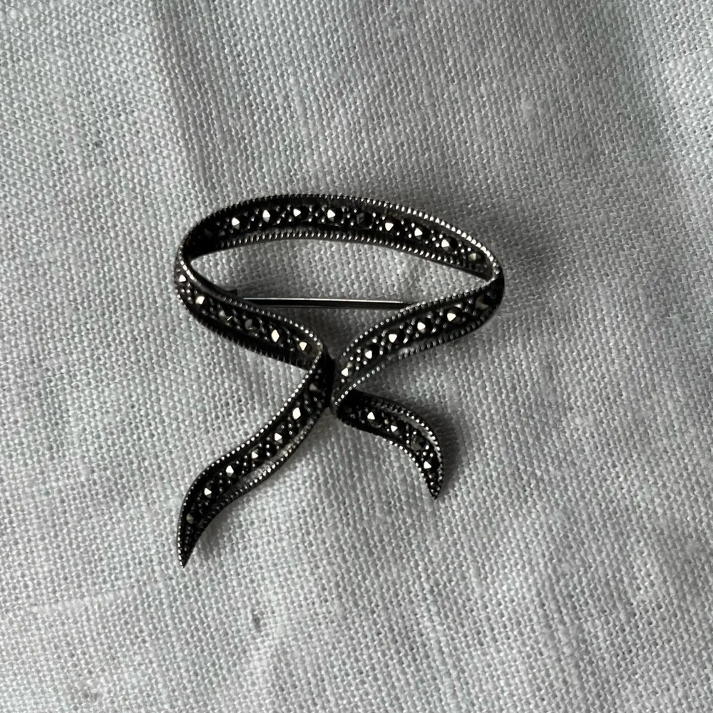 Vtg. Silver Marcasite Ribbon Brooch